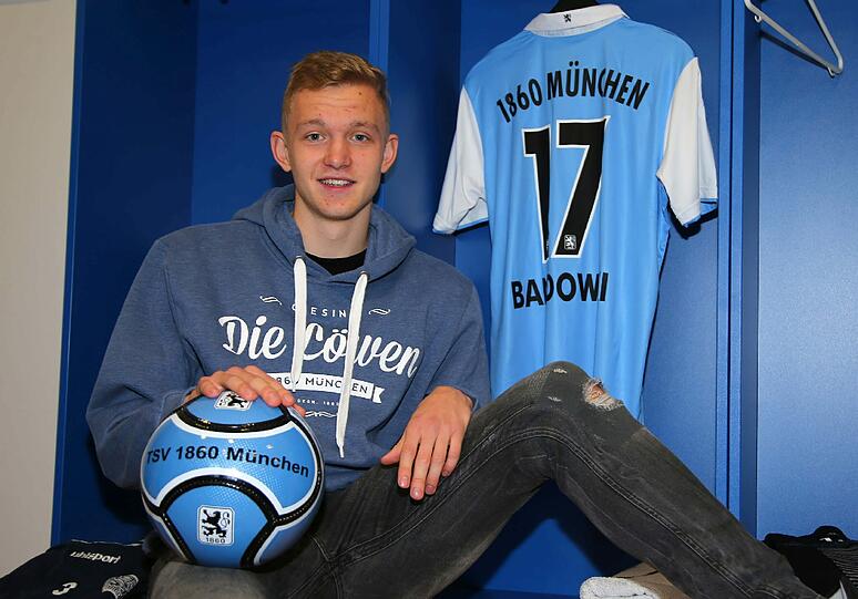 Hier wird Jannik Bandowski am Trainingsgelände des TSV 1860 vorgestellt.