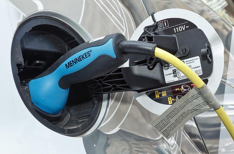 Ein Auto wird an einer öffentlichen Ladestation aufgeladen (Symbolbild).