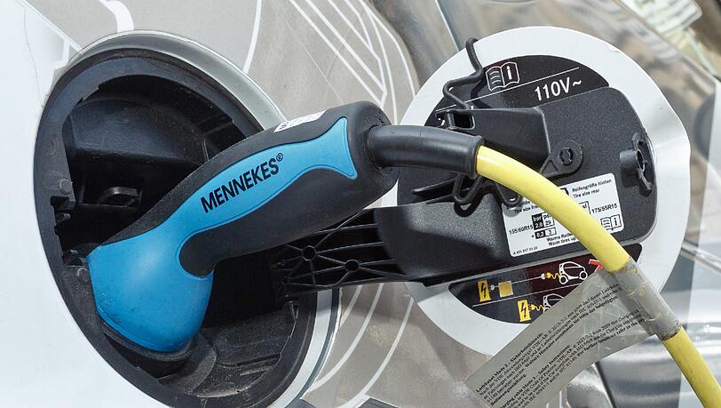 Ein Auto wird an einer öffentlichen Ladestation aufgeladen (Symbolbild). Ein Auto wird an einer öffentlichen Ladestation aufgeladen (Symbolbild).