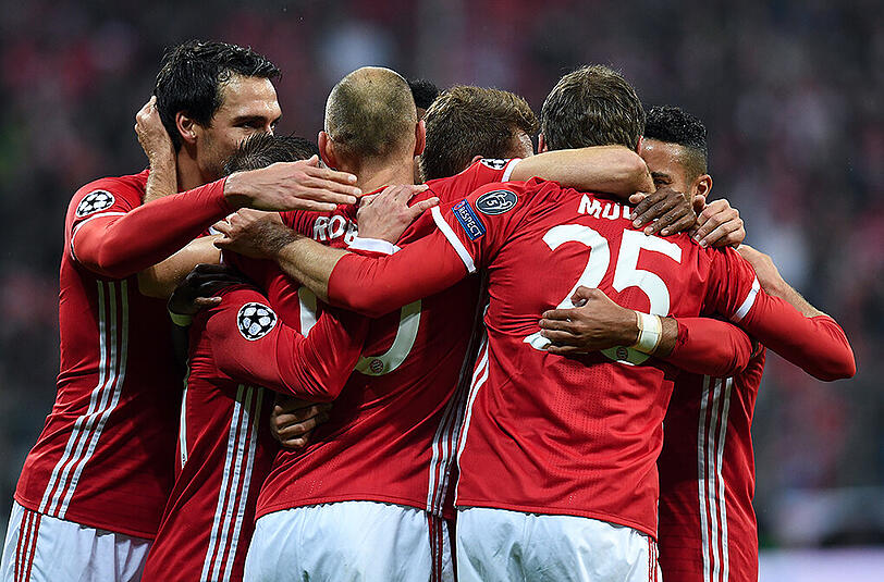 Jubel bei den Bayern: Die Münchner gewinnen mit 4:1 gegen den PSV Eindhoven.
