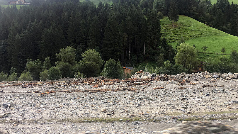 Große Schäden: Sintflutartige Regenfälle hatten das bei Urlaubern beliebte Großarltal von der Umwelt abgeschnitten.