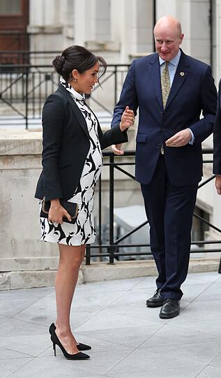 Sir Christopher Geidt (r), ehemaliger Privatsekretär der britischen Königin, empfängt Meghan zu einer Diskussion, die vom "Queen's Commonwealth Trust" anlässlich des Internationalen Frauentags (8. März) am King's College in London ausgerichtet wird.