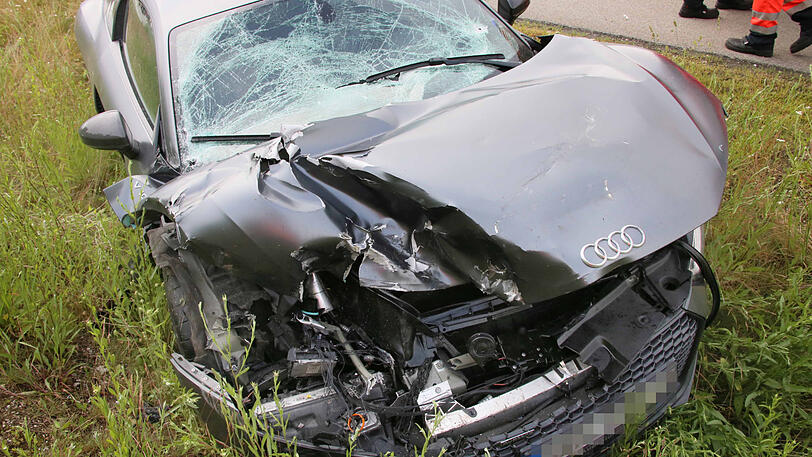 ... der Fahrer des Sportwagens wurde bei dem Unfall verletzt.