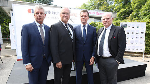OB Dieter Reiter, Innenminister Joachim Herrmann, Klaus-Dieter Josel von der Deutschen Bahn und Bayern-Präsident Uli Hoeneß.
