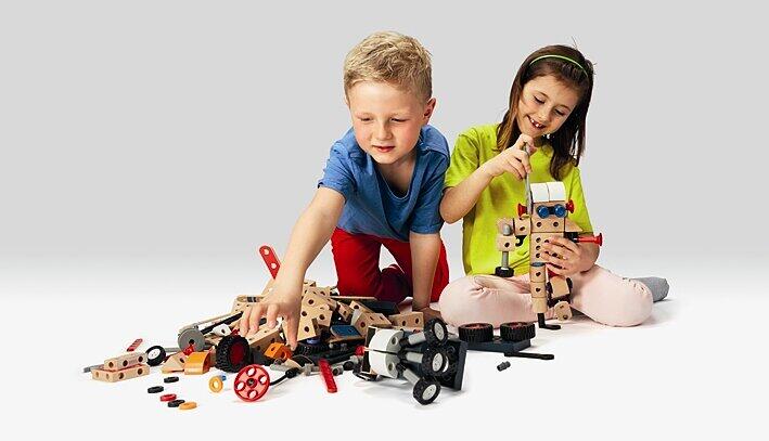 Die Kinder entwerfen mit Brio-Klötzen ganze Städte.
