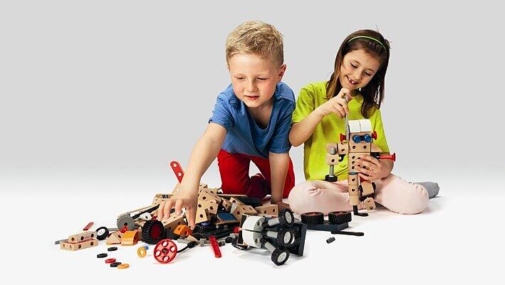 Die Kinder entwerfen mit Brio-Klötzen ganze Städte. Die Kinder entwerfen mit Brio-Klötzen ganze Städte.