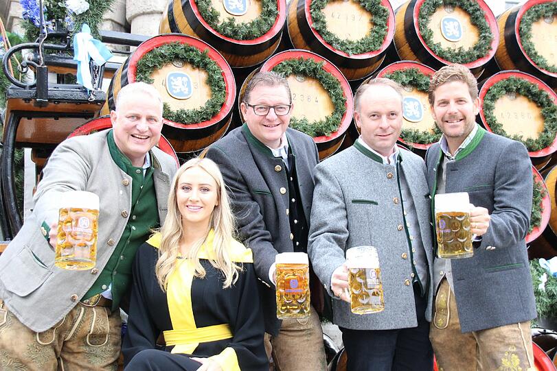 Die Krüge hoch (v. l.): Wiesnwirt Christian Schottenhamel, das Münchner Kindl Leila
Noeth, Bernhard Klier, Dietmar Sailer von Löwenbräu und Veranstalter Philip Greffenius.