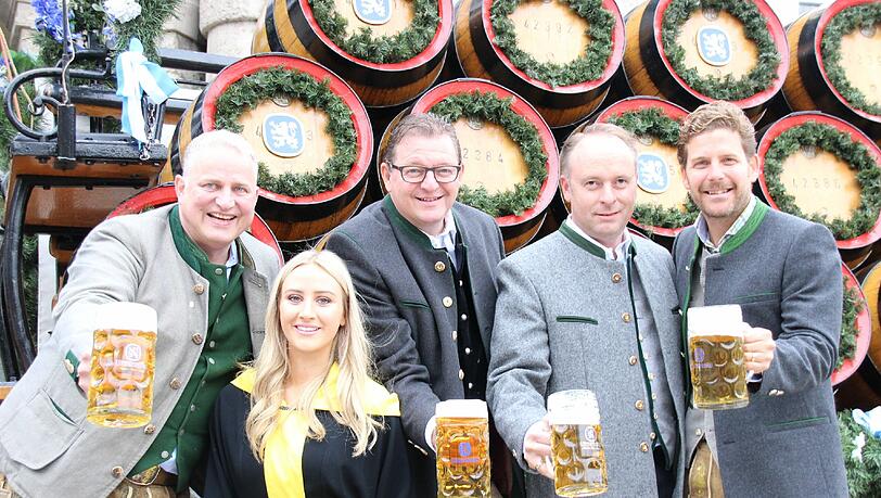 Die Krüge hoch (v. l.): Wiesnwirt Christian Schottenhamel, das Münchner Kindl Leila
Noeth, Bernhard Klier, Dietmar Sailer von Löwenbräu und Veranstalter Philip Greffenius. Die Krüge hoch (v. l.): Wiesnwirt Christian Schottenhamel, das Münchner Kindl Leila
Noeth, Bernhard Klier, Dietmar Sailer von Löwenbräu und Veranstalter Philip Greffenius.