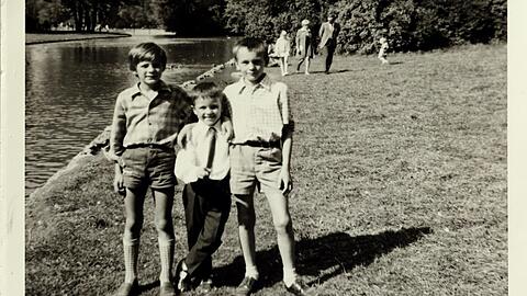 Lausbua Didi (l.) mit seinem Bruder Schorschi (r.) und dem Spezi Franzi Mitte der 1960er am Eisbach im Englischen Garten.