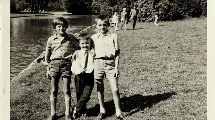 Lausbua Didi (l.) mit seinem Bruder Schorschi (r.) und dem Spezi Franzi Mitte der 1960er am Eisbach im Englischen Garten.