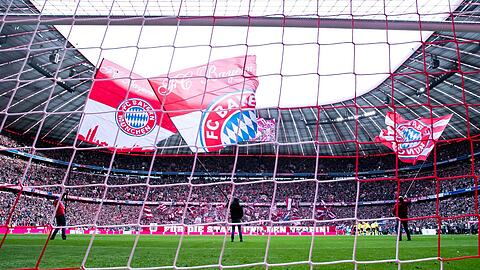 Fahnen des FC Bayern München werden vor dem Spiel in der Arena geschwenkt.
