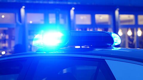Zwei Menschen wurden vor einem Supermarkt mit einem Messer angegriffen. (Symbolbild)
