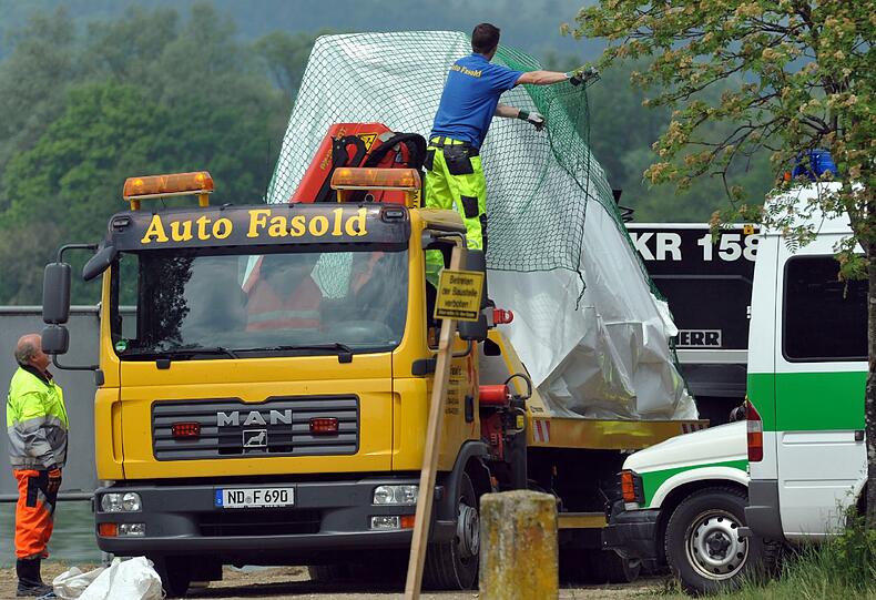 Hier zieht die Polizei das Wohnmobil des vermissten Ehepaares aus der Donau.