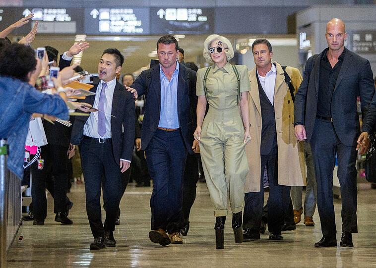 Lady Gaga bei ihrer Ankunft in Tokio
