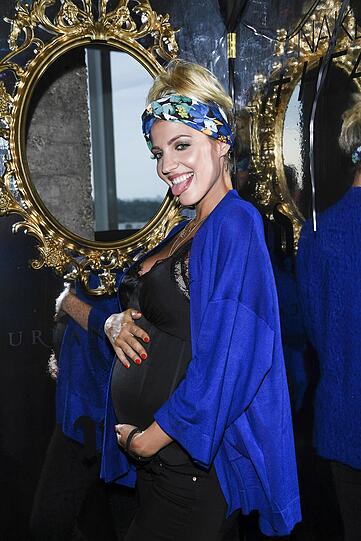 Sarah Nowak zeigt stolz ihre Babykugel