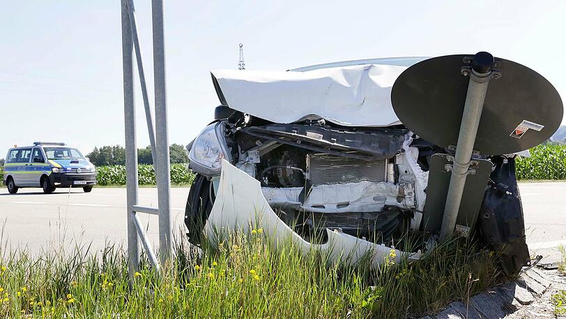 Zwei Personen wurden leicht verletzt, drei Fahrzeuge beschädigt: Die Bilder vom Unfallort.