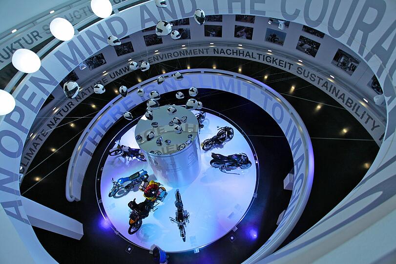 Auch innendrin: alles rund. Blau ausgeleuchtet wirkt das Museum futuristisch.