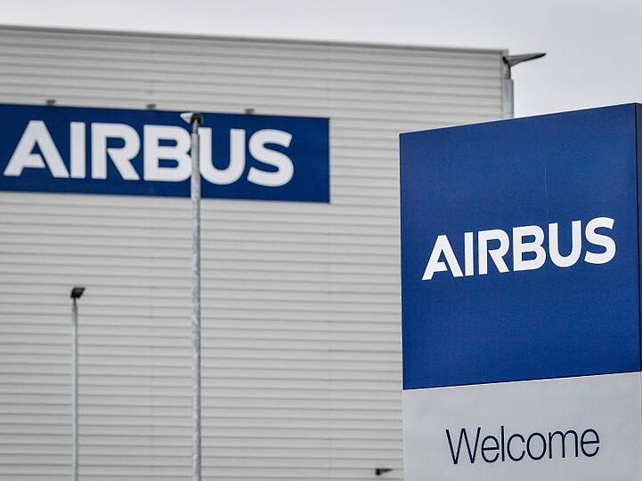 Der Flugzeugbauer Airbus will wegen der Luftfahrt-Krise weltweit Tausende Jobs streichen.