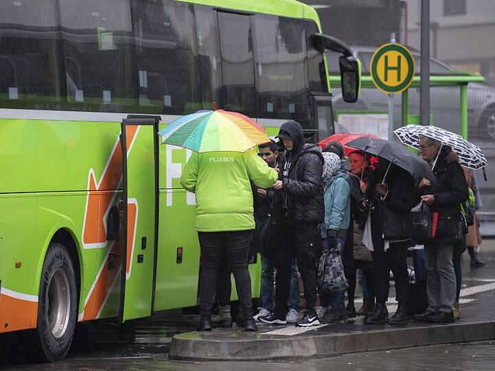 Fahrgäste besteigen in Frankfurt am Main einen Bus der Firma Flixbus. (Symbolbild)