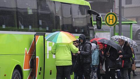 Fahrgäste besteigen in Frankfurt am Main einen Bus der Firma Flixbus. (Symbolbild)