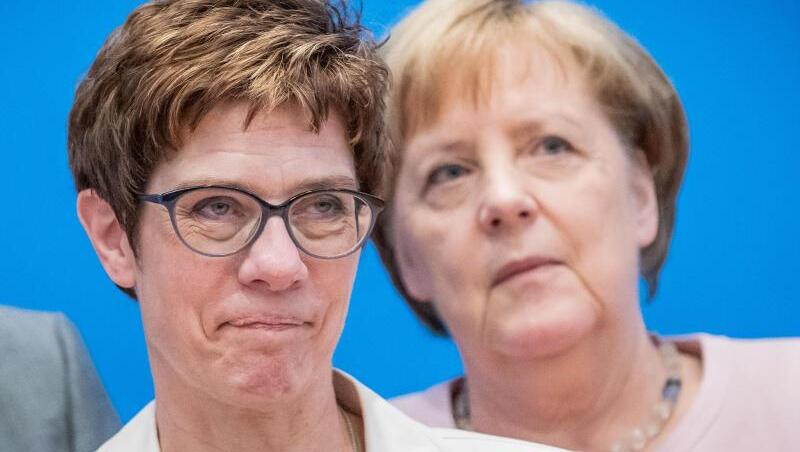 Parteichefin und Kanzlerin: Annegret Kramp-Karrenbauer und Angela Merkel. Parteichefin und Kanzlerin: Annegret Kramp-Karrenbauer und Angela Merkel.