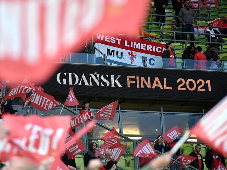 Insgesamt 9500 Fans durften das Spiel live im Stadion verflogen - hier die Anhänger von Man United.