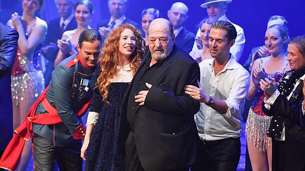 Ralph Siegel und Frau Laura bei der Weltpremiere "Zeppelin - Das Musical" im Festspielhaus in Füssen am 16.10.2021. Ralph Siegel und Frau Laura bei der Weltpremiere "Zeppelin - Das Musical" im Festspielhaus in Füssen am 16.10.2021.