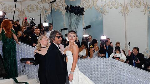 Schauspielerin Florence Pugh überraschte mit kurzgeschorenen Haaren auf ihrem Kopf bei der Met Gala 2023.