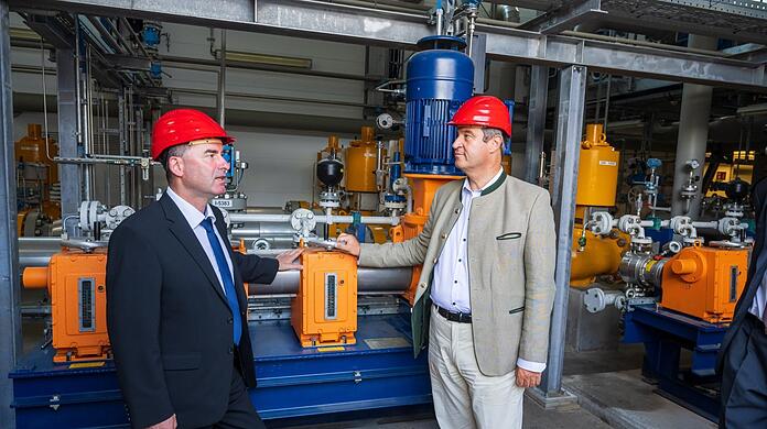 Hubert Aiwanger und Markus Söder beim Besuch eines Gasspeichers. Derzeit gleicht das Verhältnis der beiden einer Baustelle.