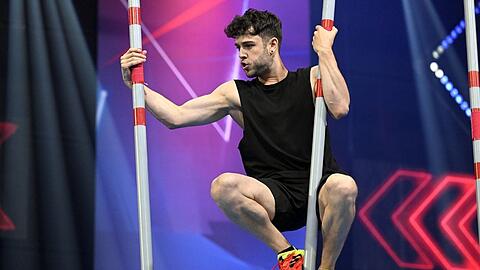 Sänger Luca Hänni an einem der Hindernisse im "Ninja Warrior Germany - Promi-Special".
