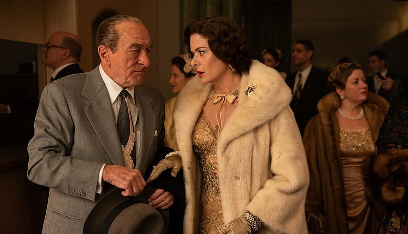 Robert De Niro als Frank Costello and Debra Messing als Bobbie Costello in "The Alto Knights"