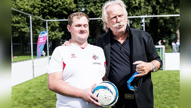 Henning Krautmacher unterstützt den 1. FC Köln und seine Stiftung für mehr Inklusion im Sport. Henning Krautmacher unterstützt den 1. FC Köln und seine Stiftung für mehr Inklusion im Sport.