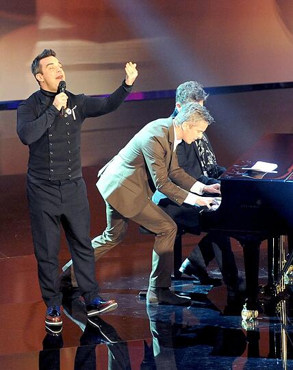 Musikalischer Markus Lanz: Robbie Williams schmettert seinen Song, Lanz haut am Flügel in die Tasten.