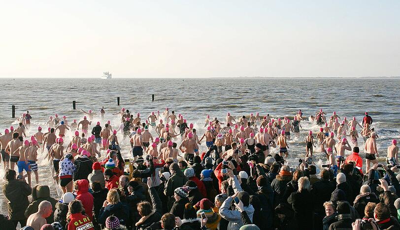 Auf der Nordseeinsel Norderney (Niedersachsen) wagen sich am Neujahrstag über 300 mutige Schwimmer in das fünf Grad kalte Wasser der Nordsee. Über 3000 Zuschauer verfolgten das Neujahrsschwimmen.