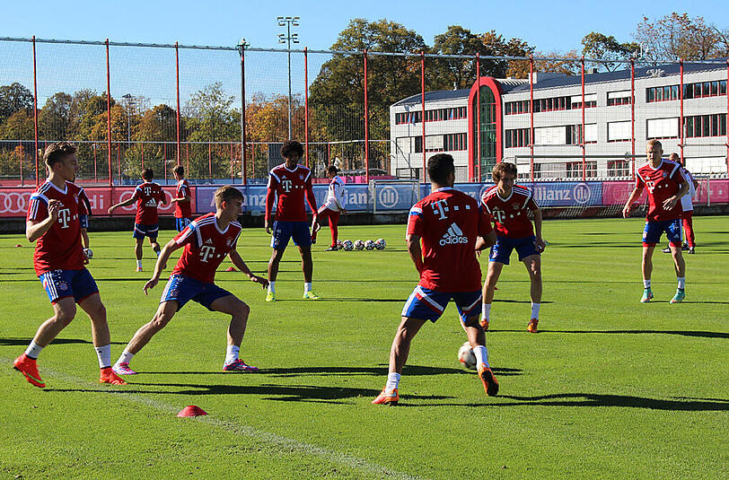 Powern für die nächsten Aufgaben: Pep Guardiola fordert seine Jungs im Training.