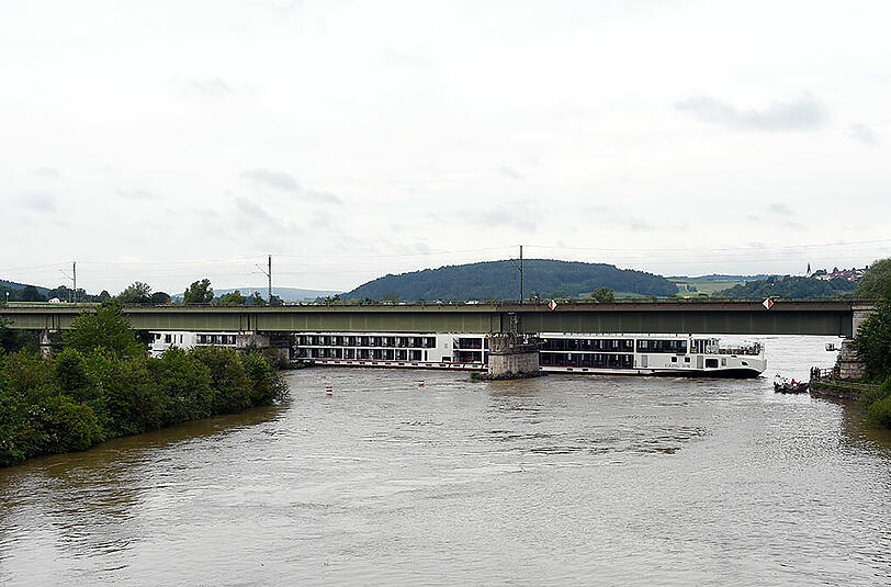 Die Bilder von der Schiffshavarie auf der Donau bei Bad Abbach.