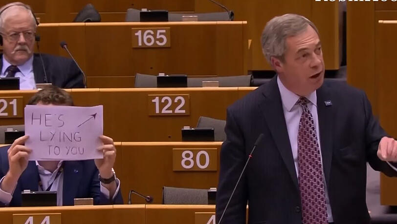 "He's lying to you": Der Labour-Abgeordnete Seb Dance mit seinem stillen Protest gegen Nigel Farage. "He's lying to you": Der Labour-Abgeordnete Seb Dance mit seinem stillen Protest gegen Nigel Farage.