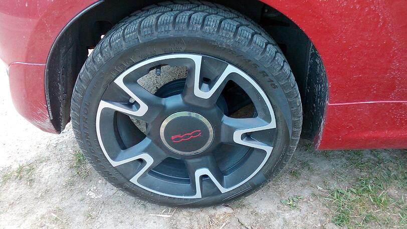 Die schicken Leichtmetallfelgen gehören ebenfalls zum Serien-Outfit des Fiat 500S.