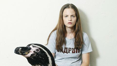 Ganz so schräg drauf wie ihre Figur Mifti war Jasna Fritzi Bauer als Teenager nicht. Aber: "Ich war damals ehrlich gesagt sehr aggressiv, aber das lässt sich ja alles chemisch erklären, mit den Hormonen. Deswegen sind Teenager so anstrengend", meint die "Axolotl Overkill"-Hauptdarstellerin.