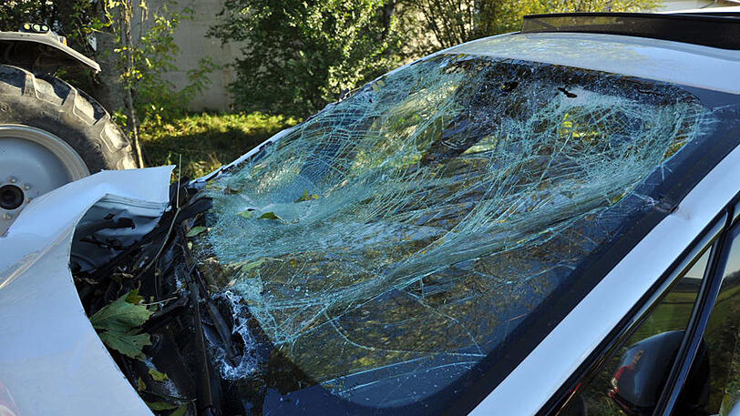 Weder der Traktor- noch der Pkw-Fahrer wurden beim Unfall verletzt. Angesichts dieser Bilder eigentlich nur schwer vorzustellen.
