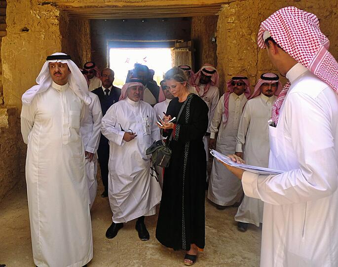 Königssohn Prinz Sultan bin Salman (links) bei einer Führung für Susanne Koelbl durch die alte Herrscherstadt Diriyya nahe Riad.