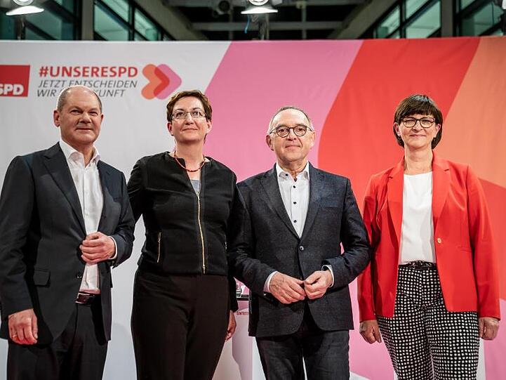 Olaf Scholz (l) tritt mit Klara Geywitz gegen Saskia Esken (r) und Norbert Walter-Borjans (2.v.r) an.