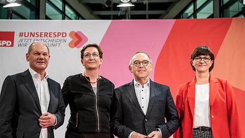 Olaf Scholz (l) tritt mit Klara Geywitz gegen Saskia Esken (r) und Norbert Walter-Borjans (2.v.r) an.