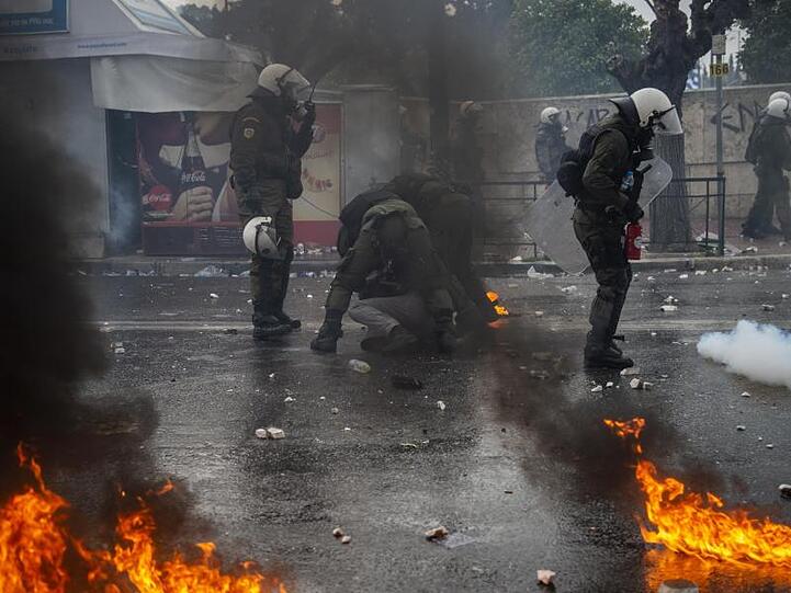 Protest gegen den Nachbarn Mazedonien und dessen neuen Namen: Polizisten drücken in Athen einen Demonstranten zu Boden.