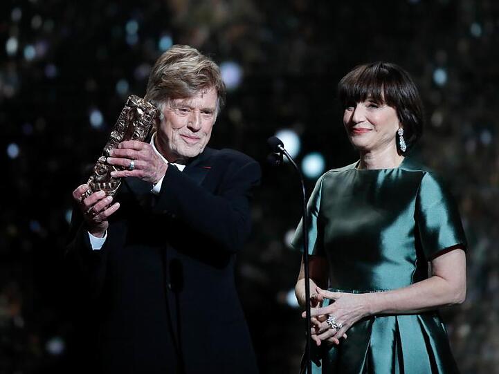 Robert Redford erhält seinen Ehren-César von Kristin Scott Thomas.