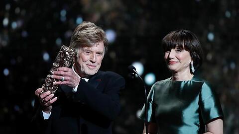 Robert Redford erhält seinen Ehren-César von Kristin Scott Thomas.