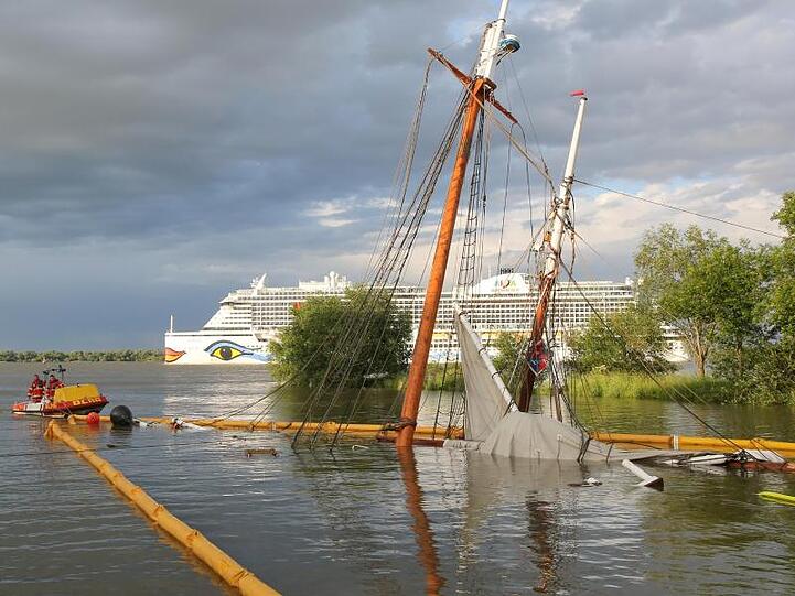 Nach Angaben der Polizei kollidierte die "No 5 Elbe" gegen 14.30 Uhr ungefähr auf Höhe Stadersand mit dem 141 Meter langen Containerschiff "Astrosprinter", das unter zypriotischer Flagge in Richtung Nordsee unterwegs war.