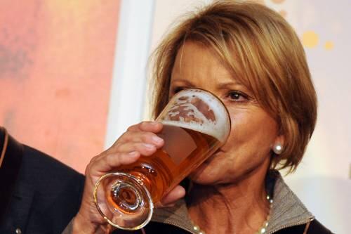 Ein kräftiger Schlick zum Bayerischen Bierorden: Uschi Glas.