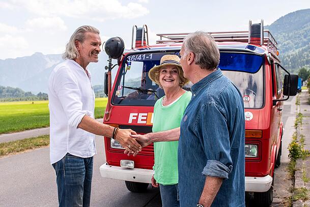 Götz Otto (l.) in der neuesten Folge von "Marie fängt Feuer". Der VW LT 35 im Hintergrund stammt aus seinem Privatbesitz. Götz Otto (l.) in der neuesten Folge von "Marie fängt Feuer". Der VW LT 35 im Hintergrund stammt aus seinem Privatbesitz.