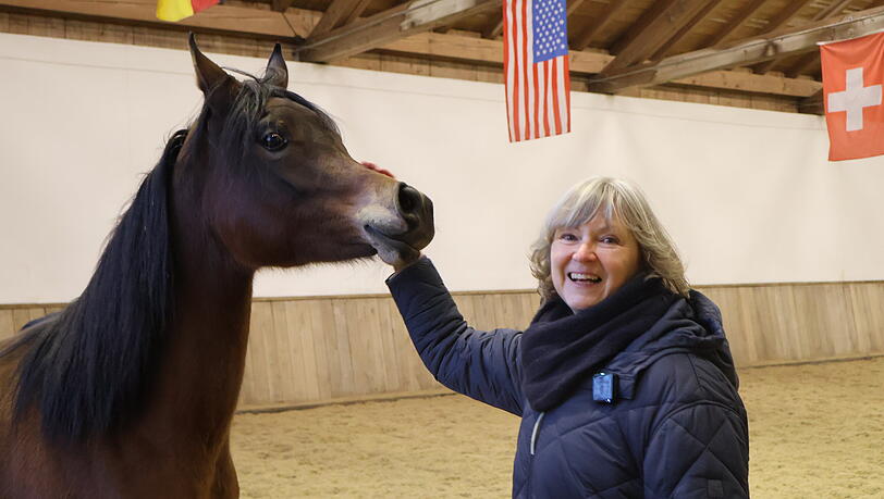 Monika Sax mit Stute Marhaani w&auml;hrend des Trainings in Altfraunhofen. Das dort ans&auml;ssige Gest&uuml;t "Sax Arabians Germany" ist weltweit bekannt.